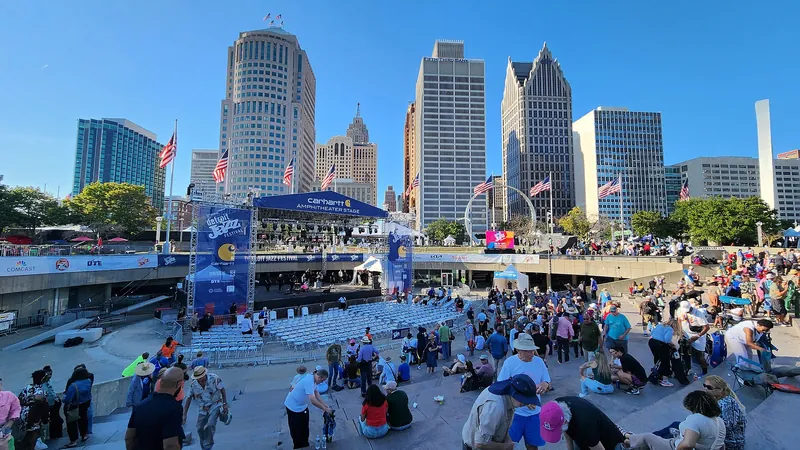 A crowd at the Detroit Jazz Festival downtown.
